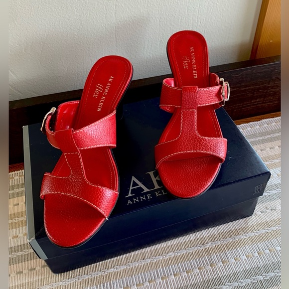 🍒Anne Klein Flex “Azeek” Red Pebbled Leather w/Silver Sandals - Sz 7.5✨✨✨ - Picture 7 of 10
